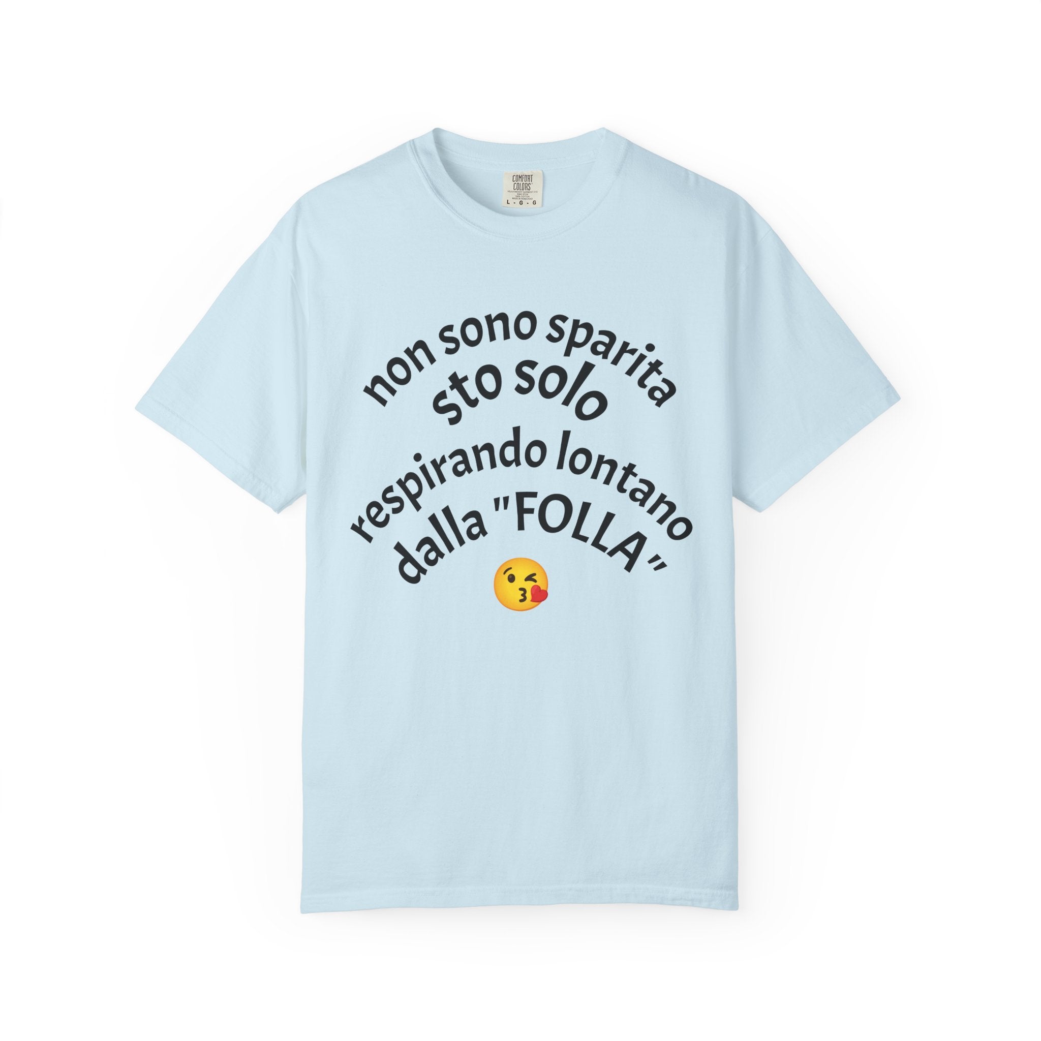 T-Shirt — Italian Phrase 'Non sono sparita sto solo respirando lontano dalla "Folla"' with Kiss Emoji