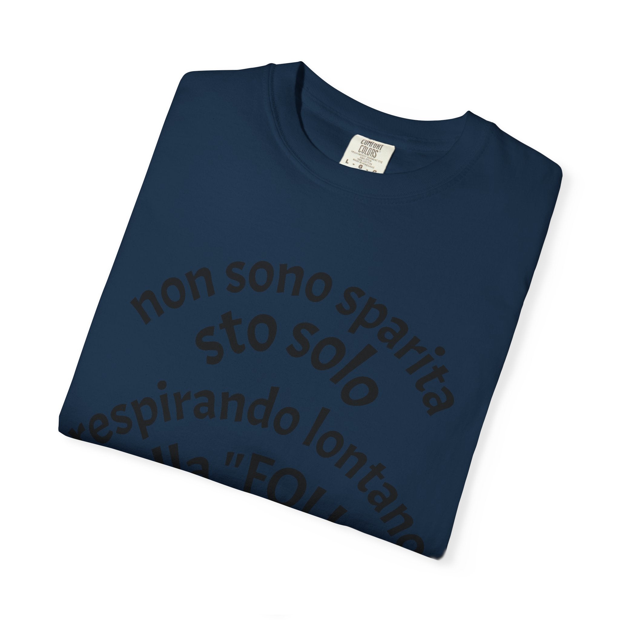 T-Shirt — Italian Phrase 'Non sono sparita sto solo respirando lontano dalla "Folla"' with Kiss Emoji