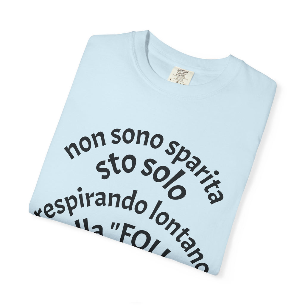 T-Shirt — Italian Phrase 'Non sono sparita sto solo respirando lontano dalla "Folla"' with Kiss Emoji
