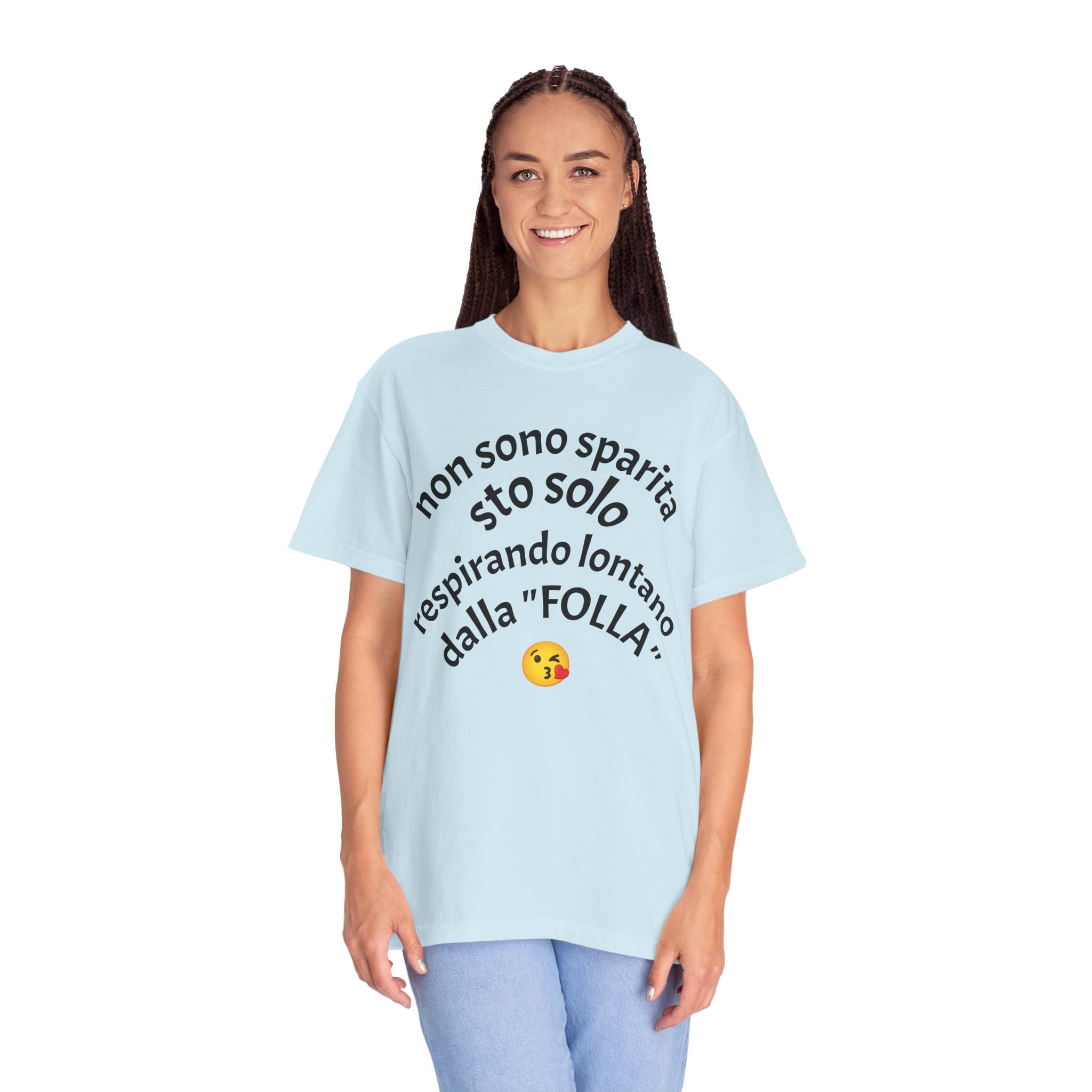 T-Shirt — Italian Phrase 'Non sono sparita sto solo respirando lontano dalla "Folla"' with Kiss Emoji