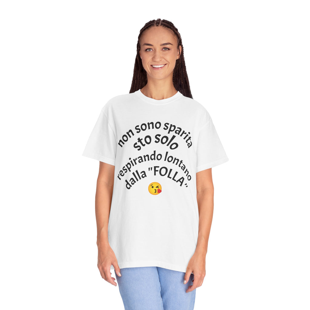 T-Shirt — Italian Phrase 'Non sono sparita sto solo respirando lontano dalla "Folla"' with Kiss Emoji