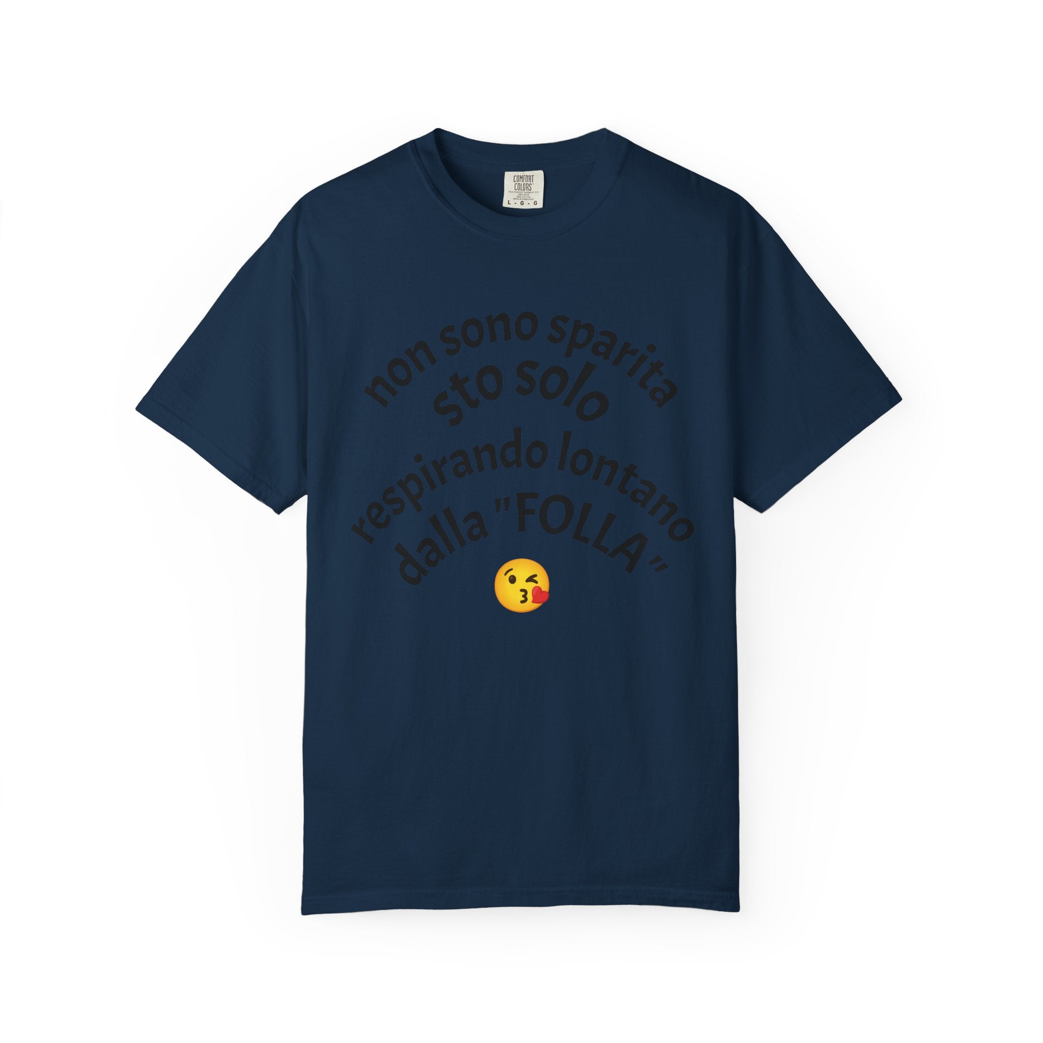 T-Shirt — Italian Phrase 'Non sono sparita sto solo respirando lontano dalla "Folla"' with Kiss Emoji