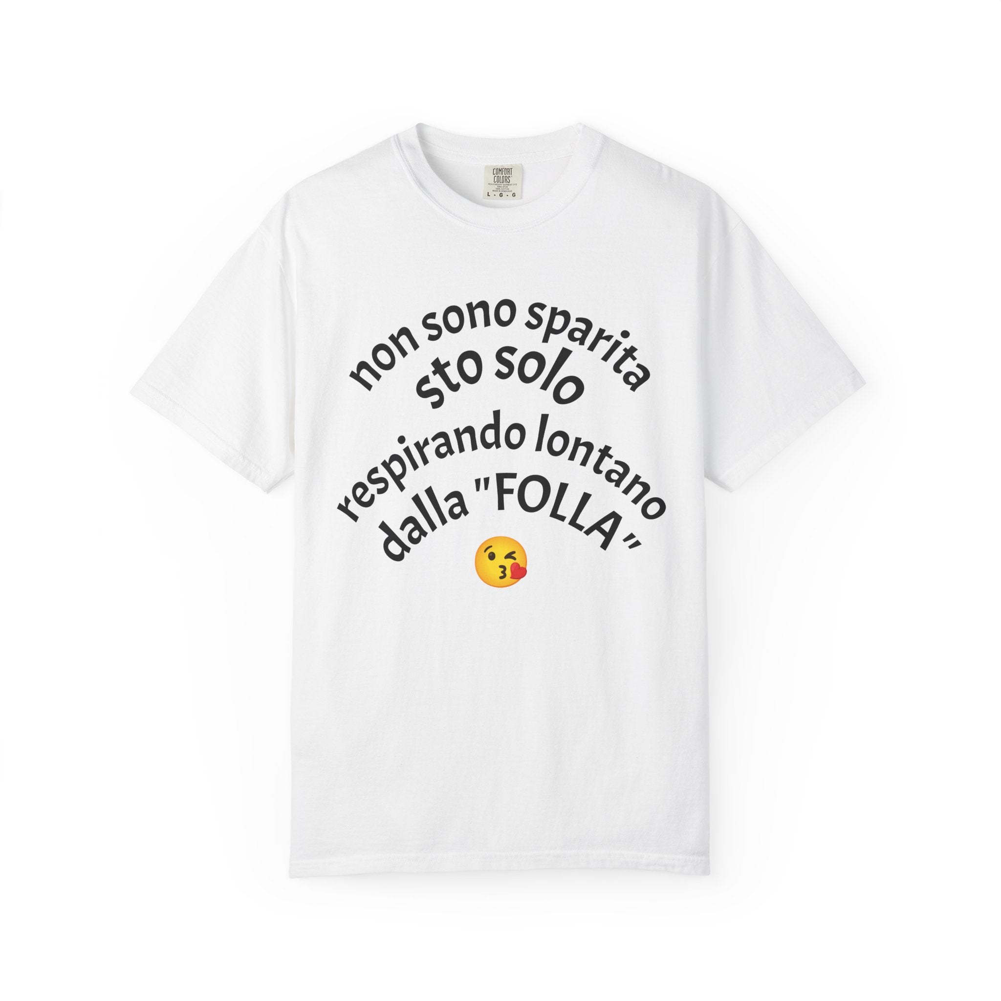 T-Shirt — Italian Phrase 'Non sono sparita sto solo respirando lontano dalla "Folla"' with Kiss Emoji