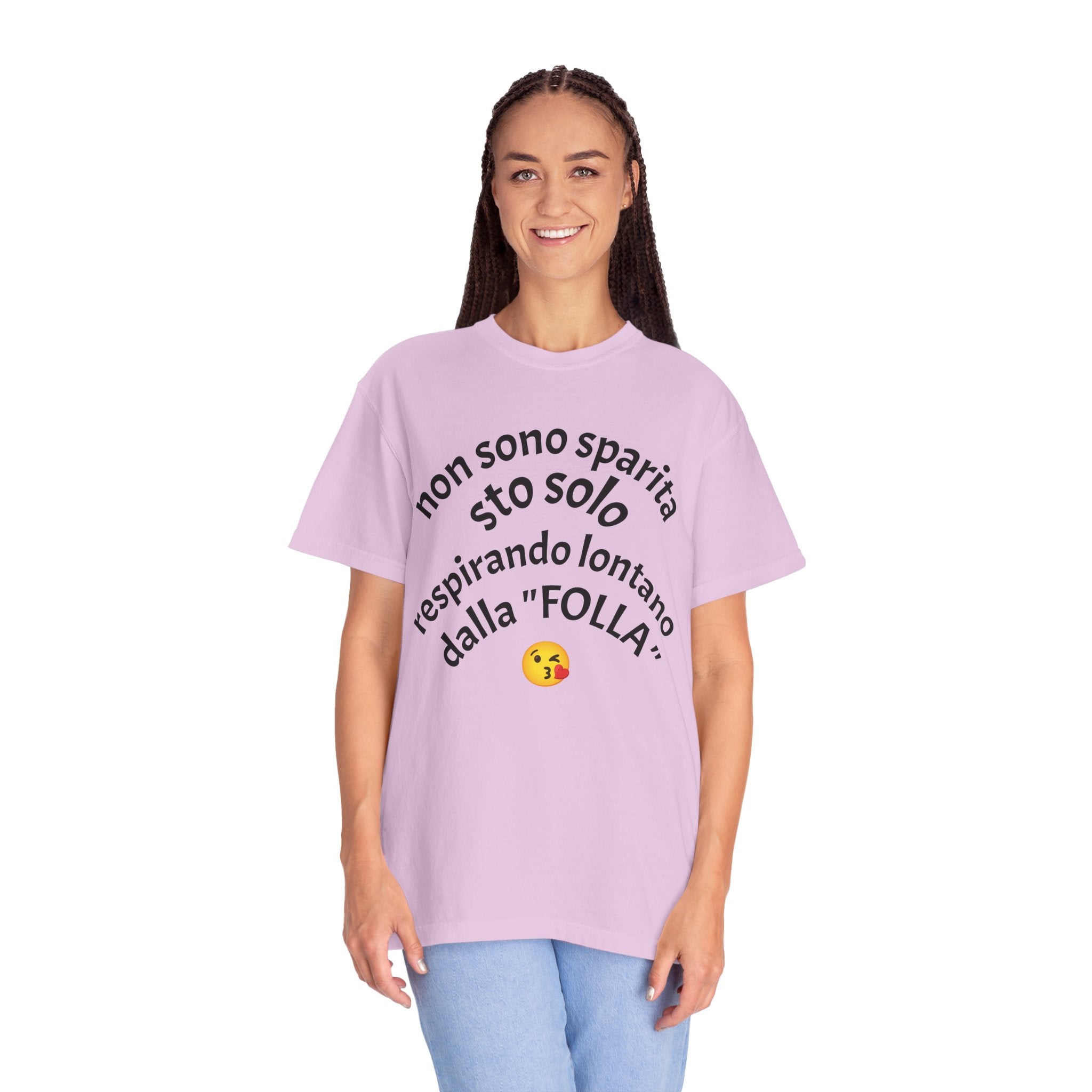 T-Shirt — Italian Phrase 'Non sono sparita sto solo respirando lontano dalla "Folla"' with Kiss Emoji
