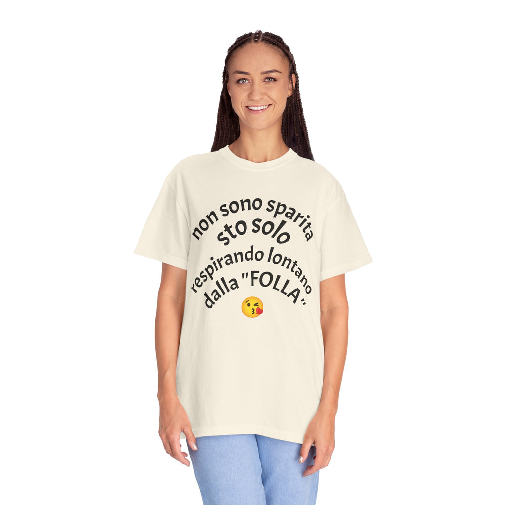 T-Shirt — Italian Phrase 'Non sono sparita sto solo respirando lontano dalla "Folla"' with Kiss Emoji
