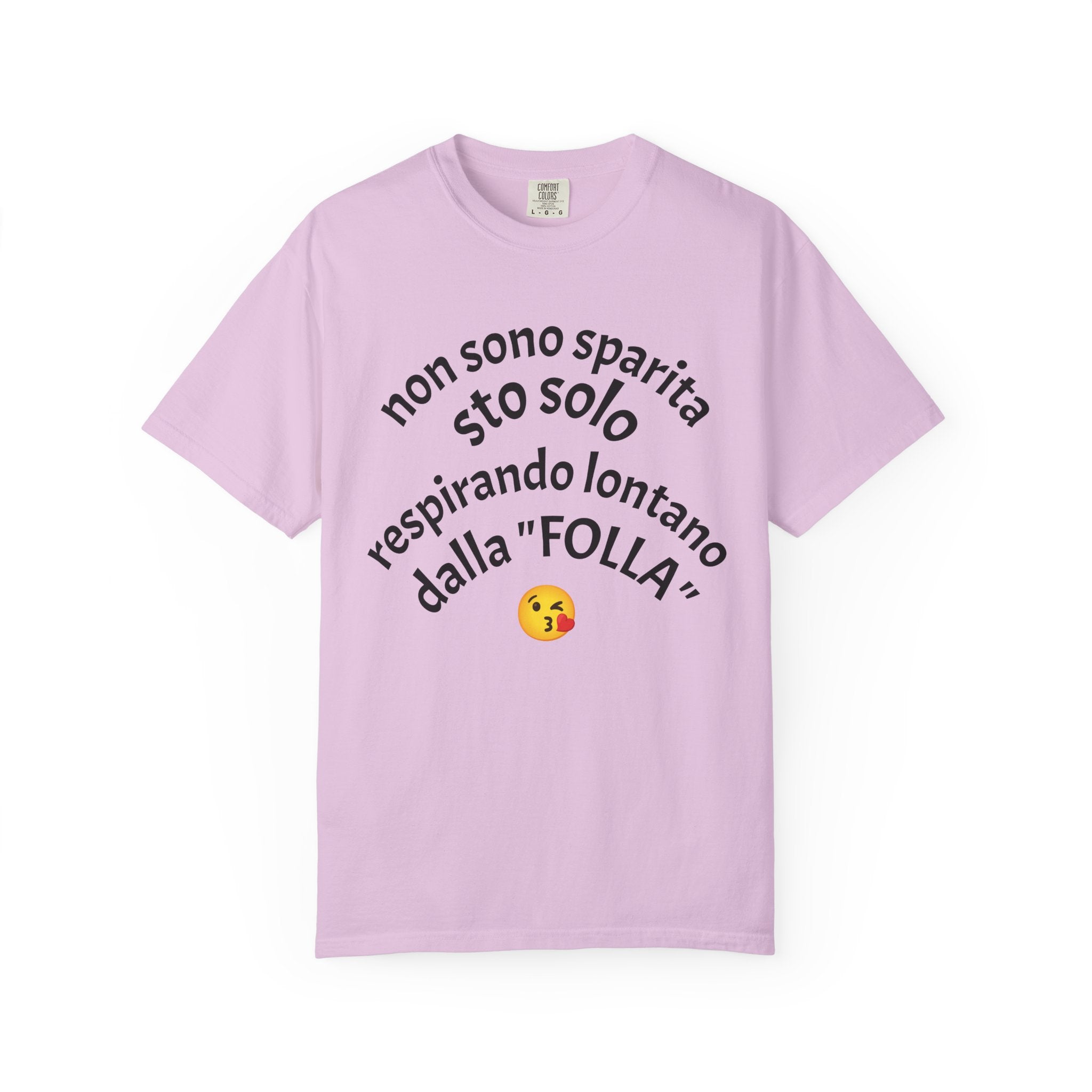 T-Shirt — Italian Phrase 'Non sono sparita sto solo respirando lontano dalla "Folla"' with Kiss Emoji