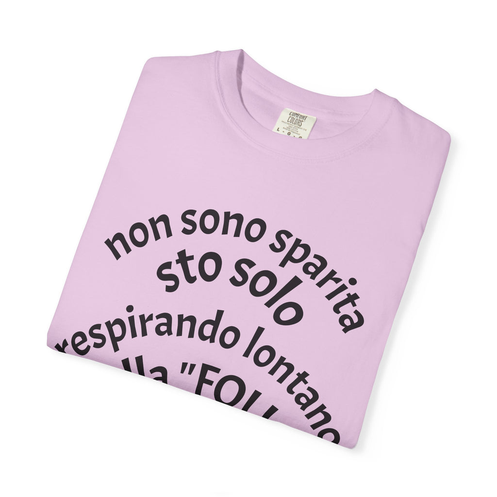T-Shirt — Italian Phrase 'Non sono sparita sto solo respirando lontano dalla "Folla"' with Kiss Emoji