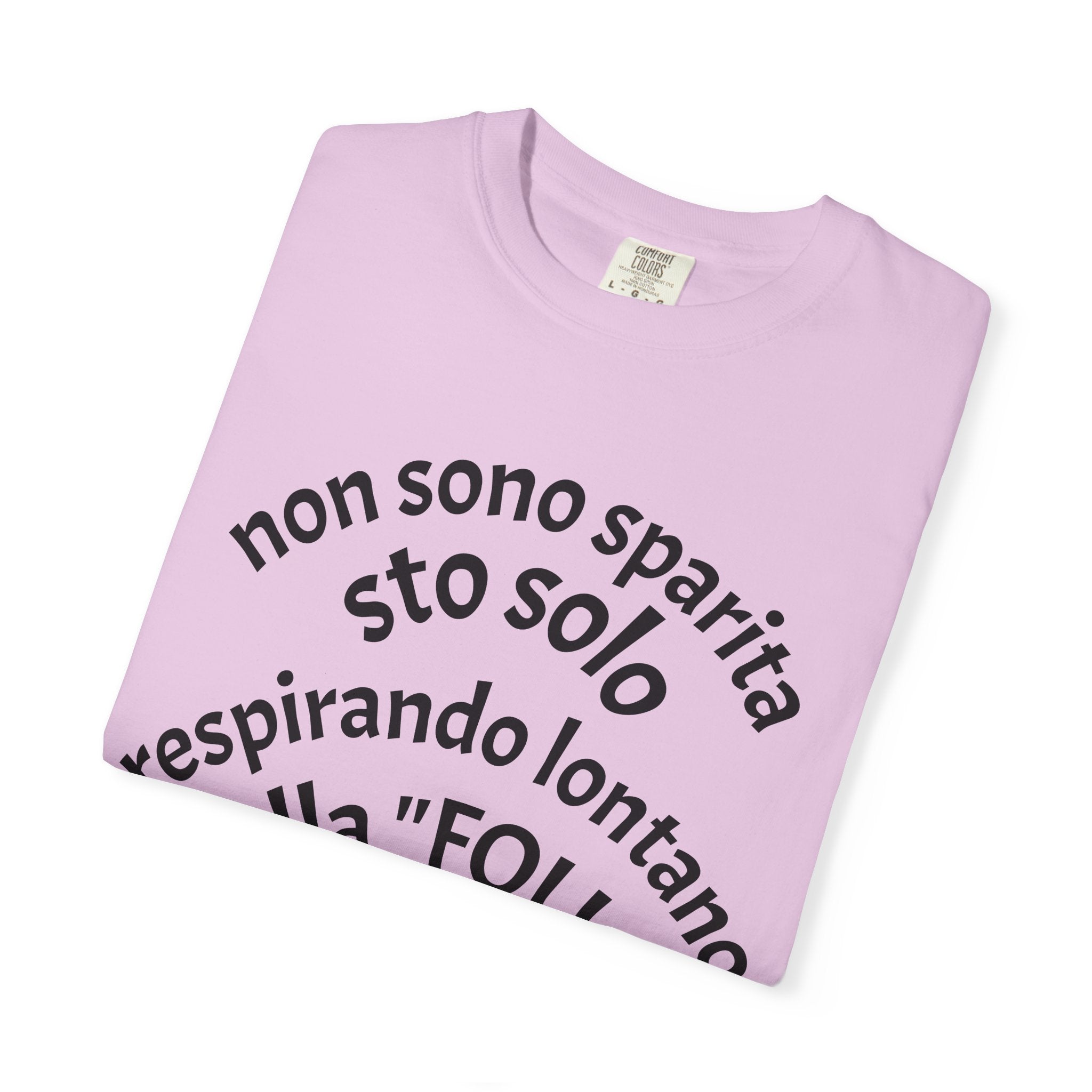 T-Shirt — Italian Phrase 'Non sono sparita sto solo respirando lontano dalla "Folla"' with Kiss Emoji