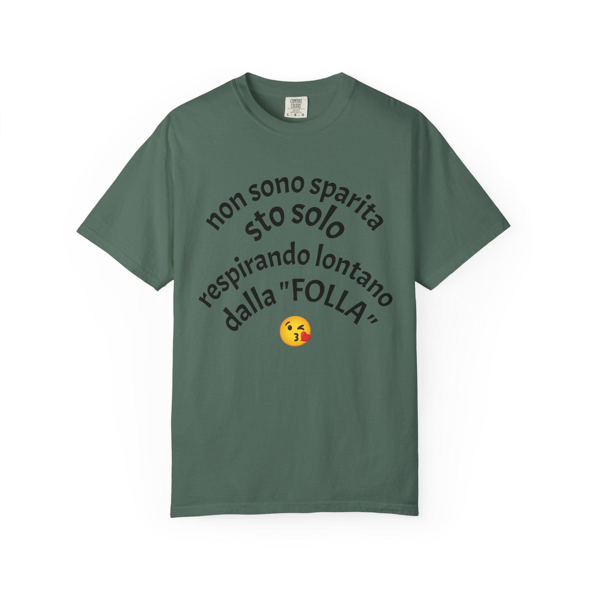 T-Shirt — Italian Phrase 'Non sono sparita sto solo respirando lontano dalla "Folla"' with Kiss Emoji