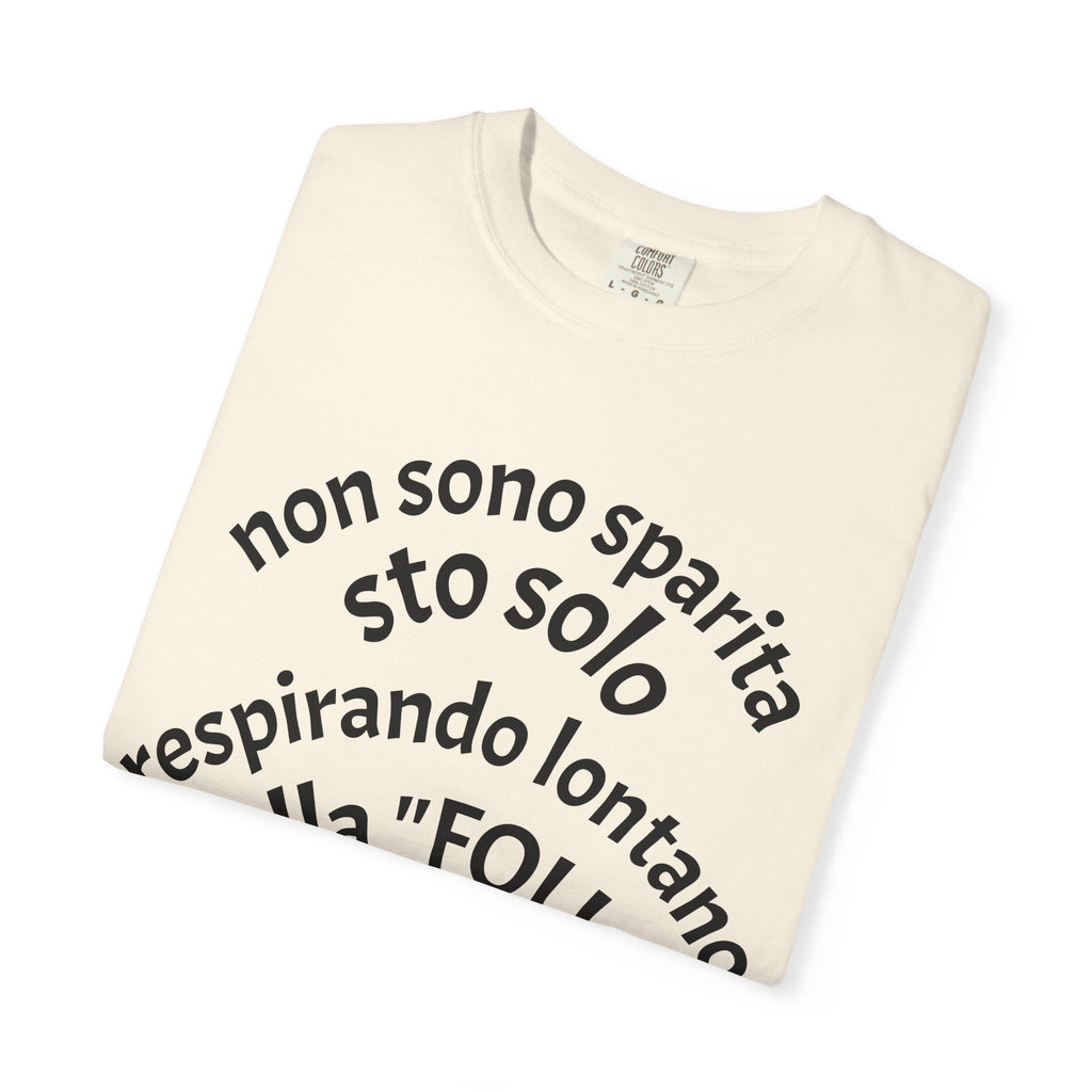 T-Shirt — Italian Phrase 'Non sono sparita sto solo respirando lontano dalla "Folla"' with Kiss Emoji
