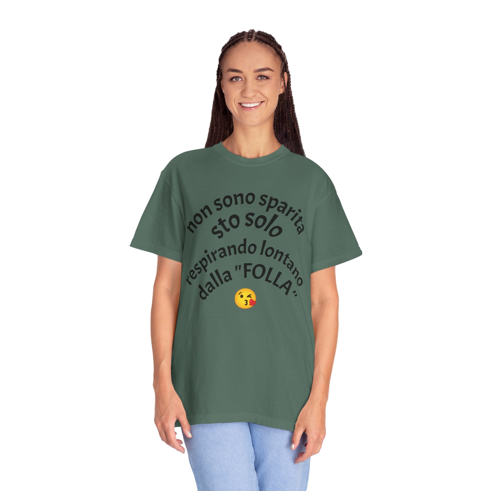 T-Shirt — Italian Phrase 'Non sono sparita sto solo respirando lontano dalla "Folla"' with Kiss Emoji