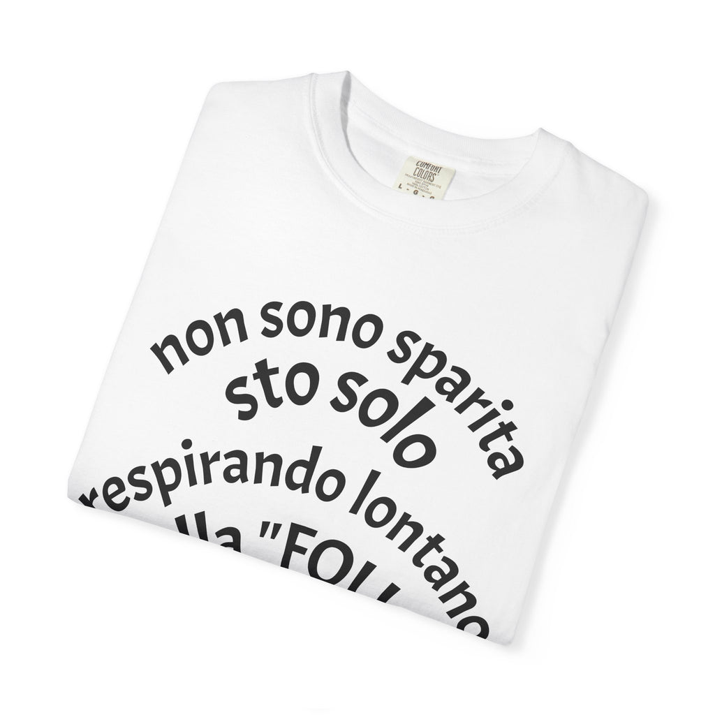 T-Shirt — Italian Phrase 'Non sono sparita sto solo respirando lontano dalla "Folla"' with Kiss Emoji