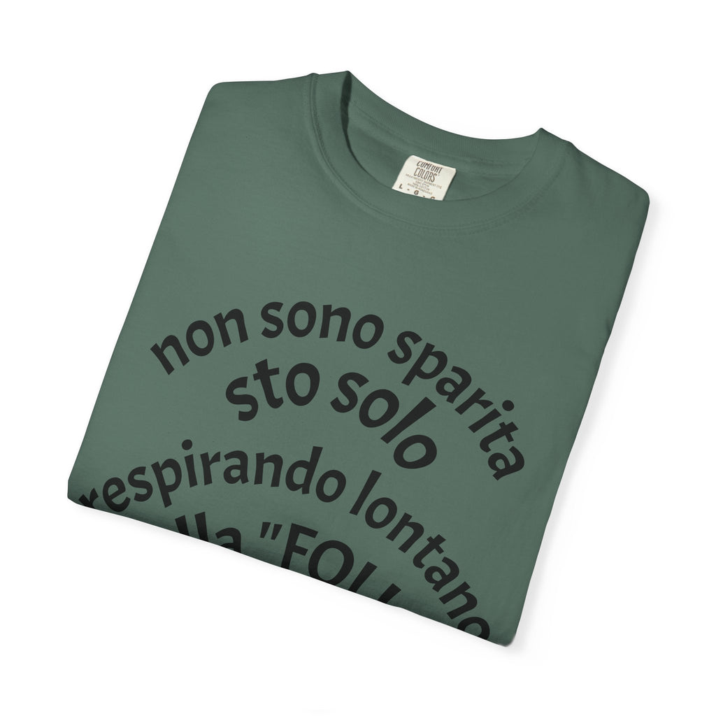 T-Shirt — Italian Phrase 'Non sono sparita sto solo respirando lontano dalla "Folla"' with Kiss Emoji